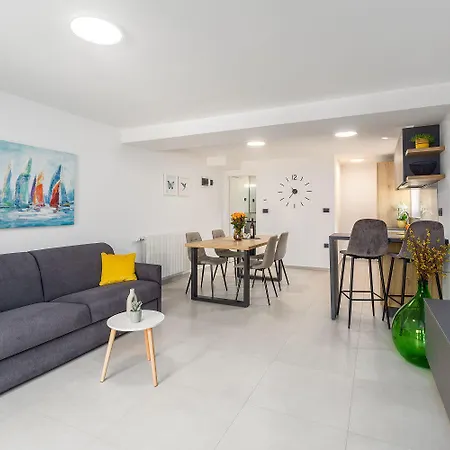 Apartment Elegantes Im Villenviertel Nur 10 Minuten Zum Poreč